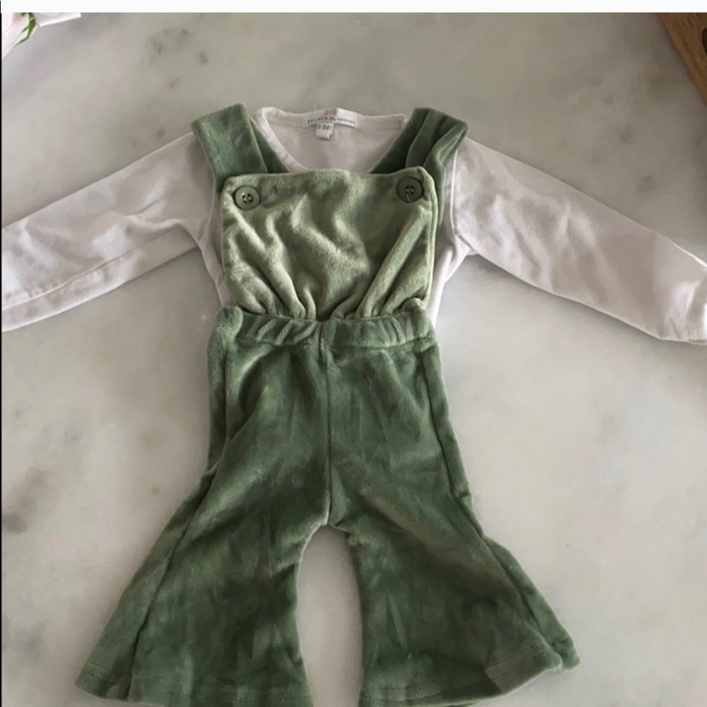 Velvet green jumper outfit.